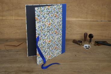 Bedruckte, blaue Mappe mit Vögeln und Blumen von Papeterie Schreibweise
